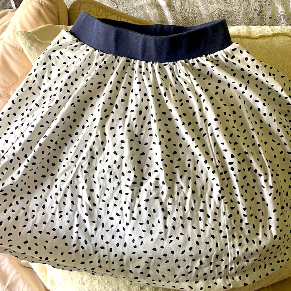 Tea brand skirt knee length w/ shorts. Size 7 girls, white w navy blue print. *2
